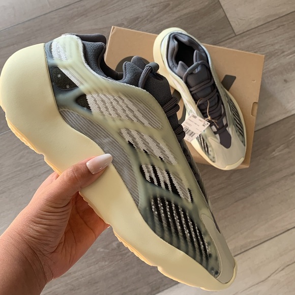 Adidas Yeezy 700 V3 “Fade Salt”size: 9.5 ID1674 - Picture 5 of 11